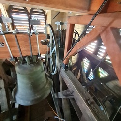 der sanierte und erweiterte Glockenstuhl